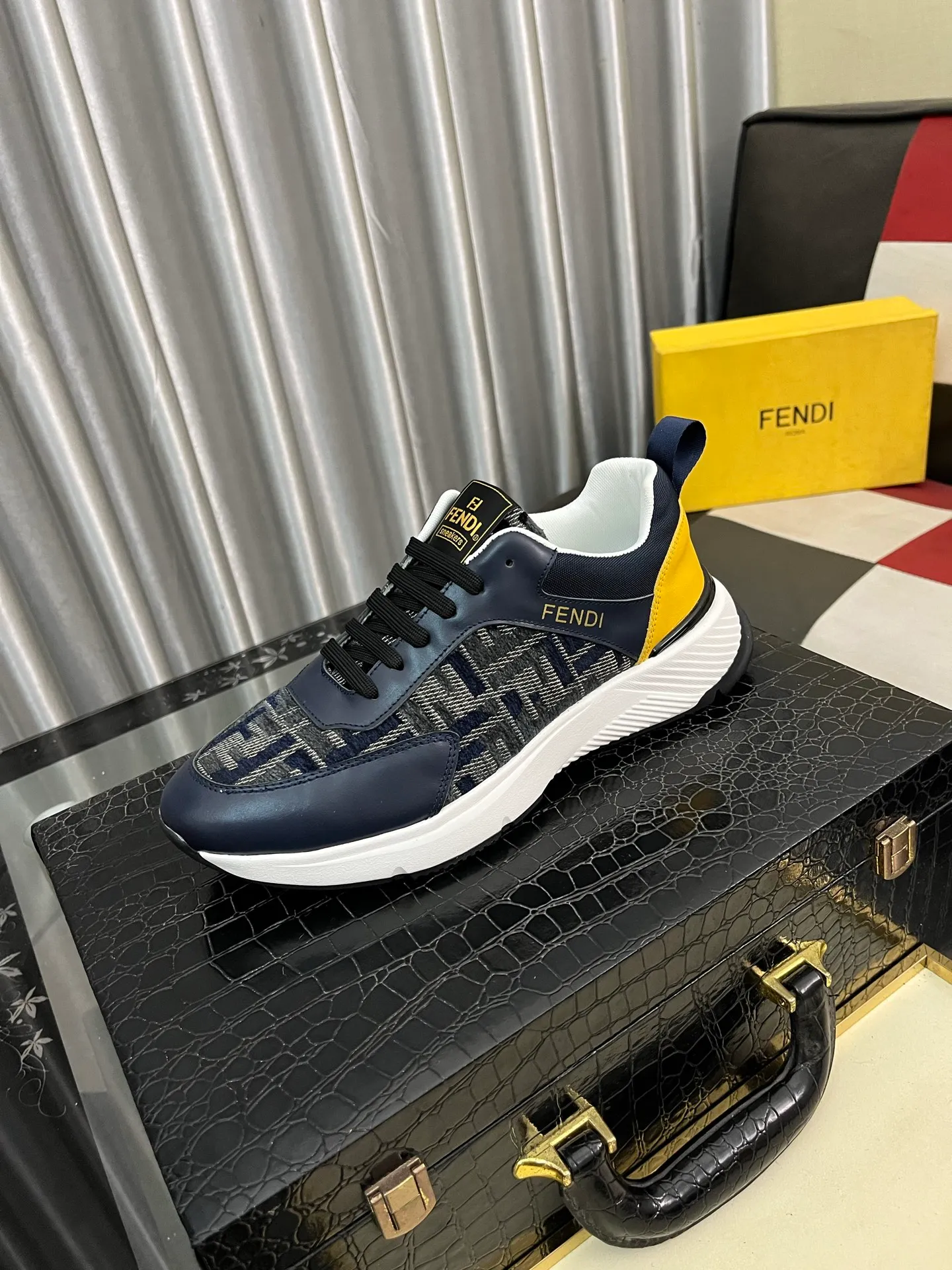 Men's Men's Shoes💰458⌚️⌚️[Fendi] Fendi's latest casual shoes for men! Available at counters simultaneously! Made entirely of imported top-grain calfskin, the interior is made of top-grain water-dyed cowhide, and the original factory-supplied rubber outsole. Leading new fashion concepts. Matching code: 38-442️⃣Colors available